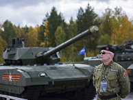 Сотрудник охраны у танка «Армата» Сотрудник охраны у танка «Армата»