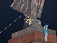 В Харькове снесли памятник Ленину В Харькове снесли памятник Ленину
