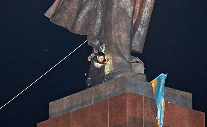 В Харькове снесли памятник Ленину