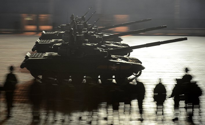 Танки Т-90А во время репетиции военного парада в Москве