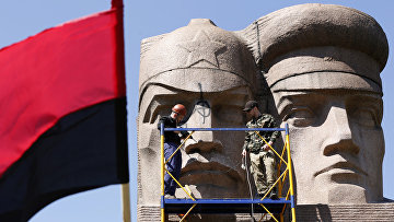 Ультраправые активисты разрушают памятник советской эпохи в Киеве
