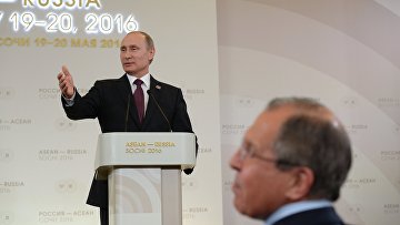 Президент Российской Федерации Владимир Путин на совместной пресс-конференции с премьер-министром Лаосской Народно-Демократической Республики Тхонглуном Сисулитом по итогам саммита Россия — АСЕАН