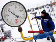 Рабочий на крановом узле газопровода Рабочий на крановом узле газопровода
