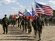 Солдаты из стран НАТО на открытии учений Saber Strike 2015 в Пабраде, Литва Солдаты из стран НАТО на открытии учений Saber Strike 2015 в Пабраде, Литва