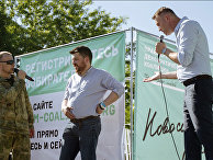 Алексей Навальный, Леонид Волков и представитель Национально-освободительного движения на митинге в Новосибирске Алексей Навальный, Леонид Волков и представитель Национально-освободительного движения на митинге в Новосибирске