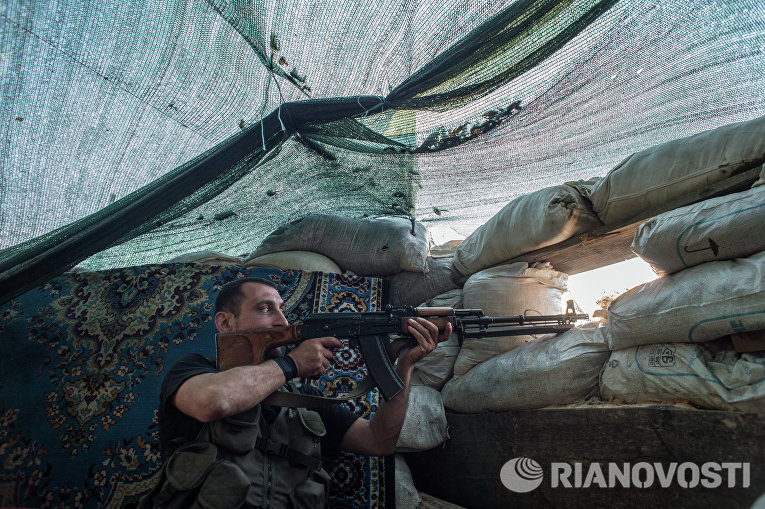 Боец 2-го батальона бригады "Восток" ополчения ДНР на позиции в поселке Спартак