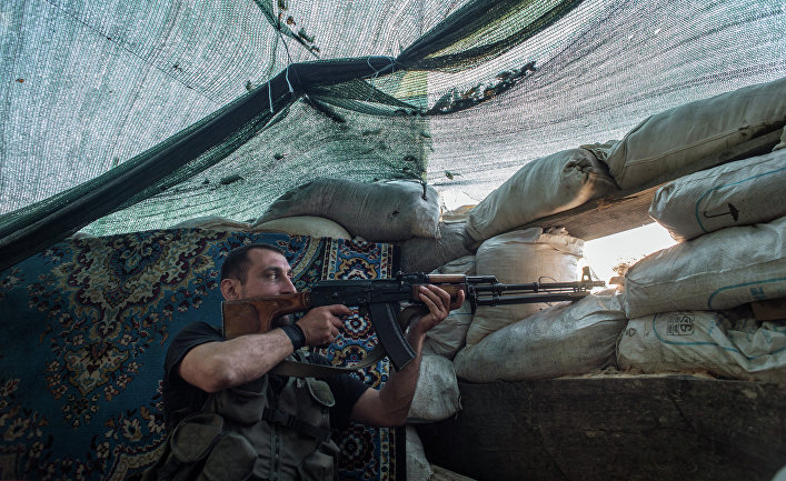 Боец 2-го батальона бригады "Восток" ополчения ДНР на позиции в поселке Спартак