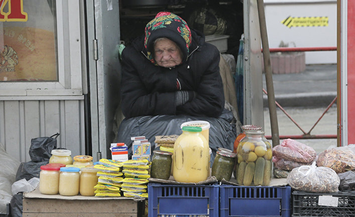 Пожилая женщина продает продукты домашнего изготовления в Киеве