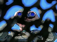 Российский военный смотрит в бинокль Российский военный смотрит в бинокль