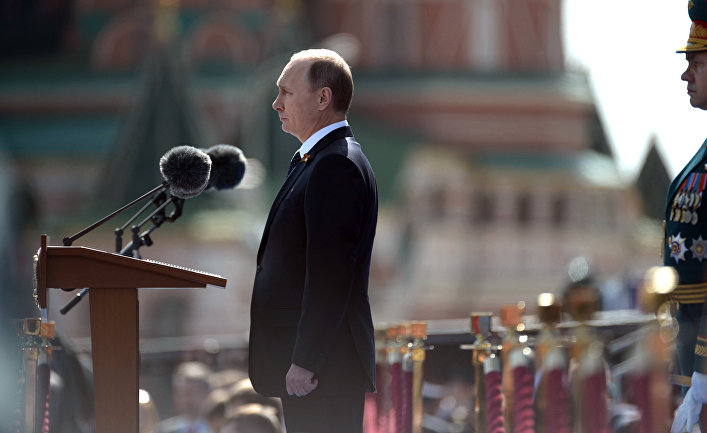 Президент РФ Владимир Путин на военном параде в честь 70-й годовщины Победы в ВОВ