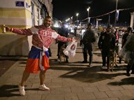 Российский болельщик возле полицейских на одной из улиц Марселя после окончания матча группового этапа чемпионата Европы по футболу — 2016 между сборными командами Англии и России Российский болельщик возле полицейских на одной из улиц Марселя после окончания матча группового этапа чемпионата Европы по футболу — 2016 между сборными командами Англии и России