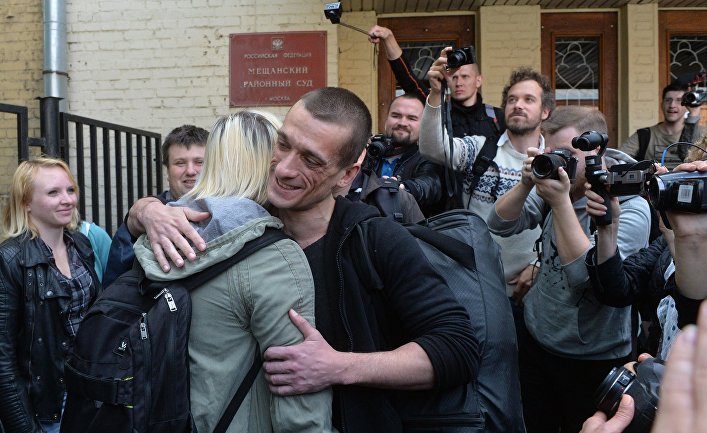 Художник Петр Павленский у здания Мещанского суда Москвы