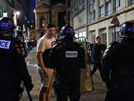 Сотрудники полиции общаются с болельщиками на одной из улиц Лилля Сотрудники полиции общаются с болельщиками на одной из улиц Лилля