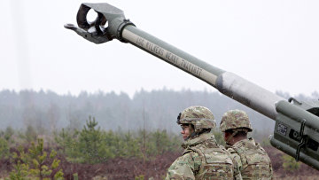 Военнослужащие блока НАТО возле гаубицы М-777 на военных учениях Operation Summer Shield на полигоне Адажи в Латвии