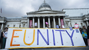 Сторонники членства в Евросоюзе во время митинга на Трафальгарской площади