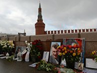 Цветы на месте гибели политика Бориса Немцова на Большом Москворецком мосту в Москве Цветы на месте гибели политика Бориса Немцова на Большом Москворецком мосту в Москве