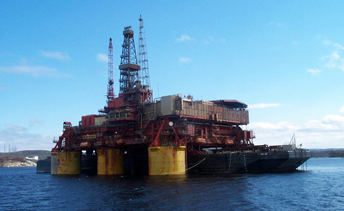 Морская нефтедобывающая платформа в Кольском заливе
