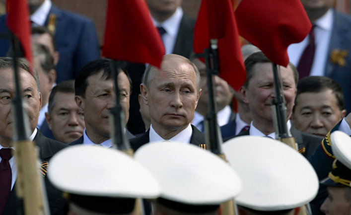 Владимир Путин во время военного парада в Москве