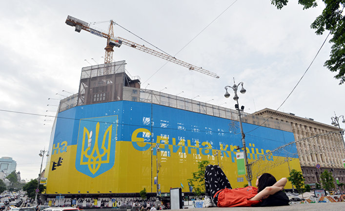 Флаг и герб Украины на здании в центре Киева