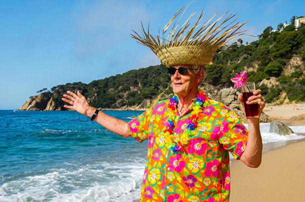 Пожилой человек отдыхает на Гавайских островах
