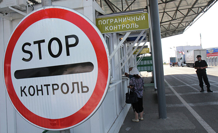Приезжие проходят пограничный контроль на пункте пропуска "Армянск" российско-украинской границы