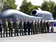 Генеральный секретарь НАТО Йенс Столтенберг с официальными лицами и военнослужащими во время саммита НАТО в Варшаве Генеральный секретарь НАТО Йенс Столтенберг с официальными лицами и военнослужащими во время саммита НАТО в Варшаве