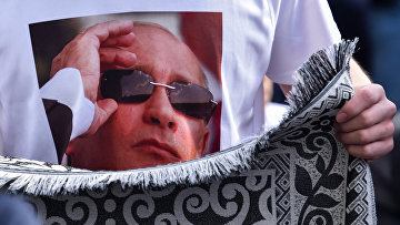 Футболка с изображением президента РФ Владимира Путина на мусульманине в московской соборной мечети