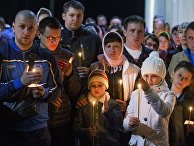 Верующие во время пасхальной службы в храме святителя Димитрия митрополита Ростовского чудотворца в селе Дмитриевское Тульской области