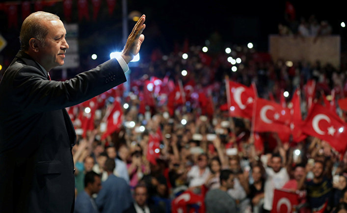 Президент Турции Тайип Эрдоган приветствует своих сторонников в Стамбуле