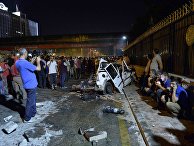 Обломки полицейской машины в Анкаре, Турция Обломки полицейской машины в Анкаре, Турция