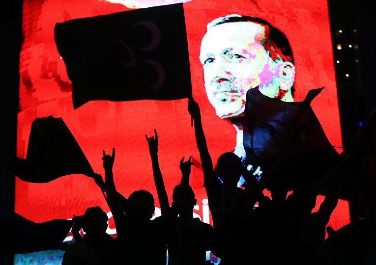 Сторонники президента Турции Реджепа Тайипа Эрдогана во время митинга на площади Кызылай в Анкаре