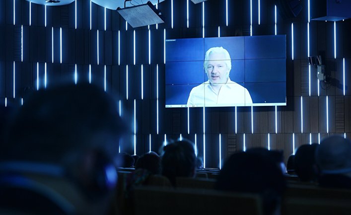 Журналист, основатель WikiLeaks Джулиан Ассанж (Австралия) выступает по видеосвязи на третьей сессии «Конец монополии: век открытой информации»