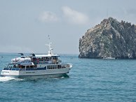 Прогулочный теплоход "Артек" совершает первый рейс после капитального ремонта в День рождения Международного детского центра "Артек" в Крыму