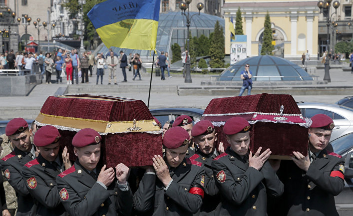 Украинские солдаты несут гробы с телами солдат