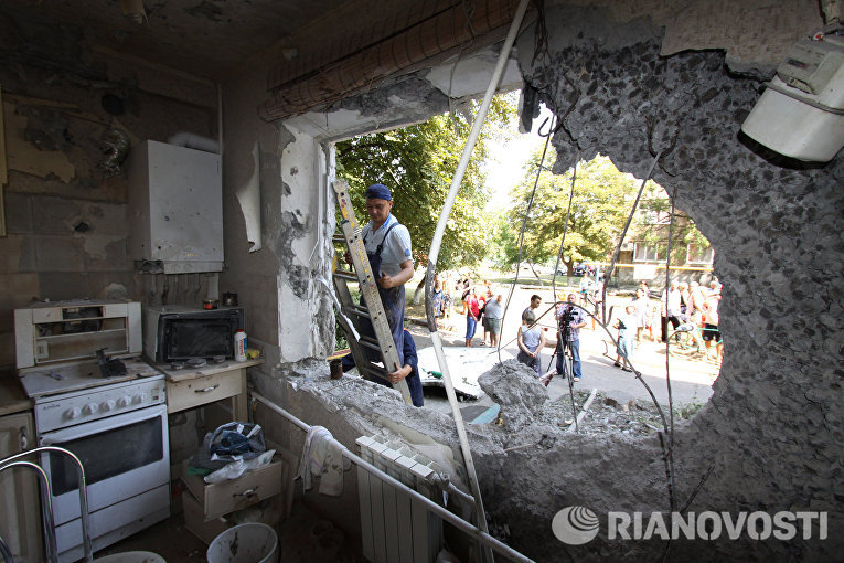 Последствия обстрела Ясиноватой в Донбассе