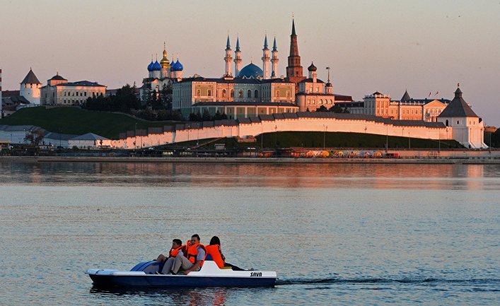Горожане катаются на водном велосипеде на реке Казанке в Казани