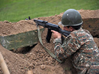 Военнослужащий армии обороны Нагорного Карабаха на первой линии обороны Военнослужащий армии обороны Нагорного Карабаха на первой линии обороны