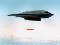 Американский бомбардировщик B-2 Spirit сбрасывает бомбу B61-11 Американский бомбардировщик B-2 Spirit сбрасывает бомбу B61-11