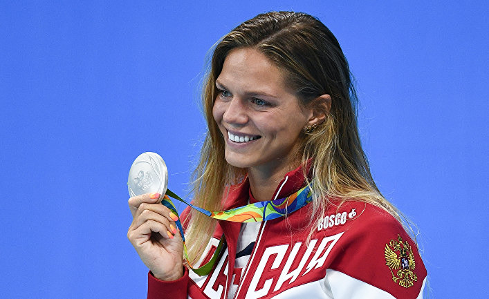 Юлия Ефимова (Россия), завоевавшая серебряную медаль на соревнованиях по плаванию на дистанции 100 м