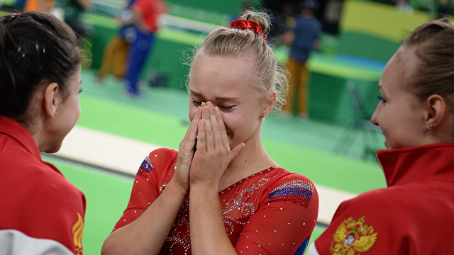 AP News (США): русские гимнастки лидируют в командной квалификации на Олимпиаде, обойдя американок