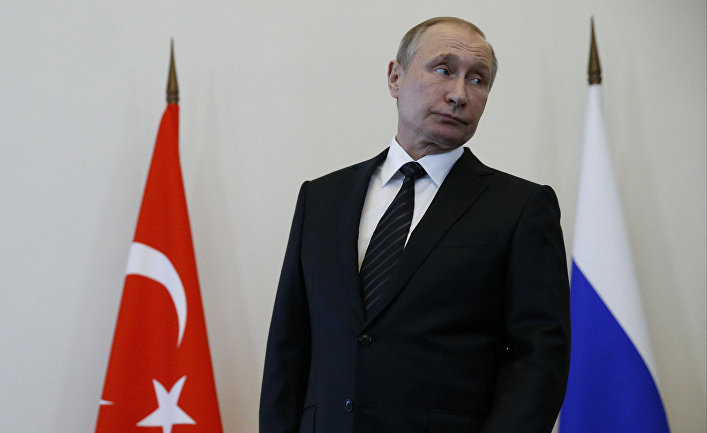 Президент России Владимир Путин перед началом встречи с президентом Турции