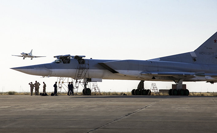 Дальние сверхзвуковые бомбардировщики-ракетоносецы Ту-22 М3 на авиабазе Хамадан в Иране