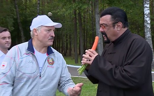 Лукашенко угостил Сигала морковкой Лукашенко угостил Сигала морковкой
