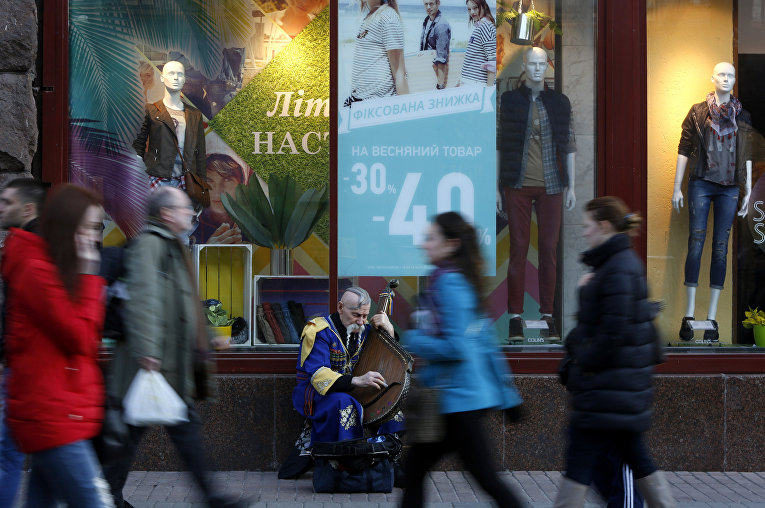 Уличный музыкант в центре Киева