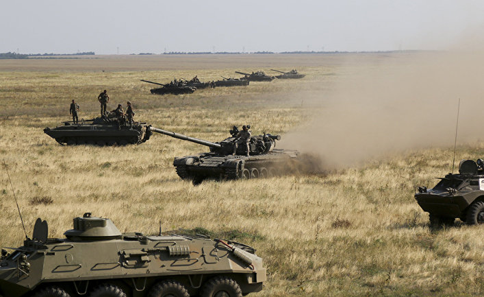 Украинская военная техника движется к границе с Крымом возле Херсона