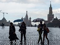 Горожане во время дождя на Красной площади в Москве Горожане во время дождя на Красной площади в Москве