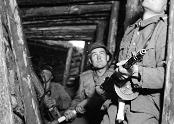 Финские солдаты в одном из укрытий на VT-линии, июнь 1944 г. Финские солдаты в одном из укрытий на VT-линии, июнь 1944 г.