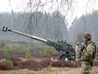 Военнослужащие блока НАТО возле гаубицы М-777 на военных учениях Operation Summer Shield на полигоне в Латвии Военнослужащие блока НАТО возле гаубицы М-777 на военных учениях Operation Summer Shield на полигоне в Латвии