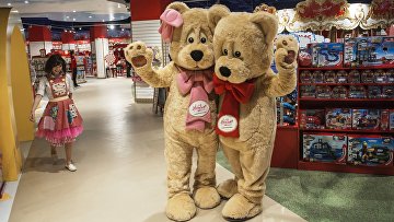 Сотрудники в детском магазине Hamleys