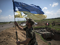 Украинский военный устанавливает флаг Украины в Марьинке недалеко от Донецка Украинский военный устанавливает флаг Украины в Марьинке недалеко от Донецка